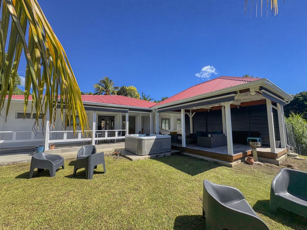 13.Location villa jacuzzi Saint Claude Guadeloupe_Terrasse Jacuzzi Jardin